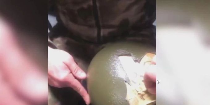 Schlecht ausgerüstet - Helme von Russen-Soldaten fallen auseinander