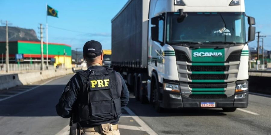 Polizist der Bundesverkehrspolizei überwacht Auflösung von Strassenblockade