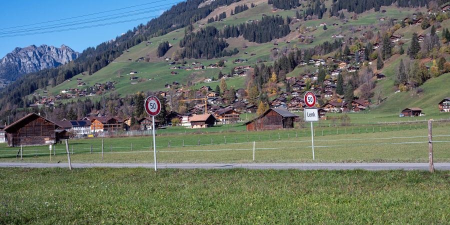 Blick auf Lenk, die Oberriedstrasse und die Ortstafel Lenk. - Lenk