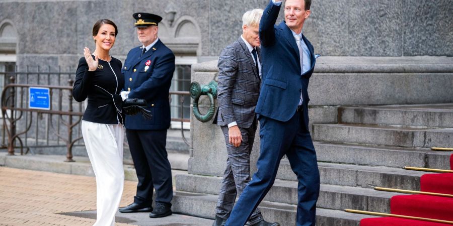 Dänemarks Prinz Joachim (r) und Prinzessin Marie bei ihrer Ankunft im Kopenhagener Rathaus.