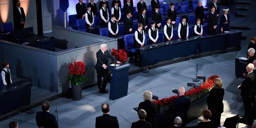 Bundespräsident Frank-Walter Steinmeier spricht bei der Gedenkveranstaltung am Volkstrauertag im Bundestag.