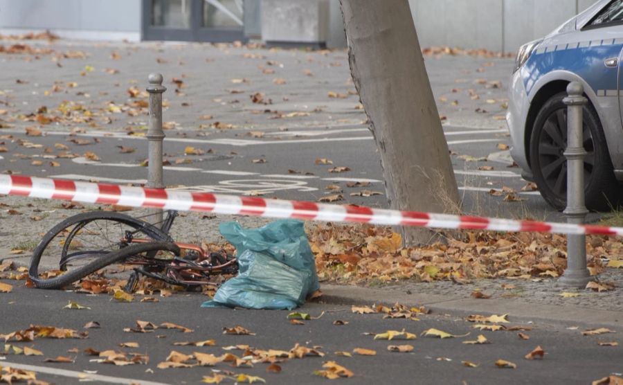 Die Frau wurde dadurch schwer verletzt und schwebt in Lebensgefahr.