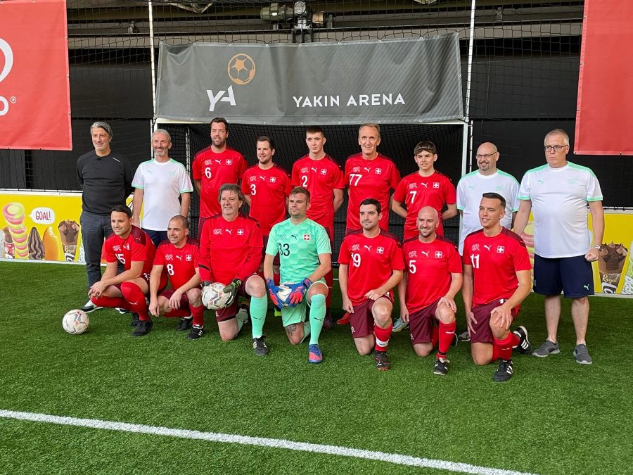 Die Schweizer Fan-Nati trainierte am Freitag mit Nati-Trainer Murat Yakin in der Yakin Arena in Zürich.