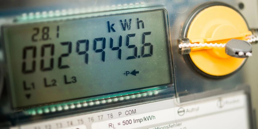 Ein Stromzähler in einem privaten Haushalt.
Grundversorger von Strom oder Gas dürfen ab November beim Preis keinen Unterschied zwischen Bestands- und Neukunden machen.