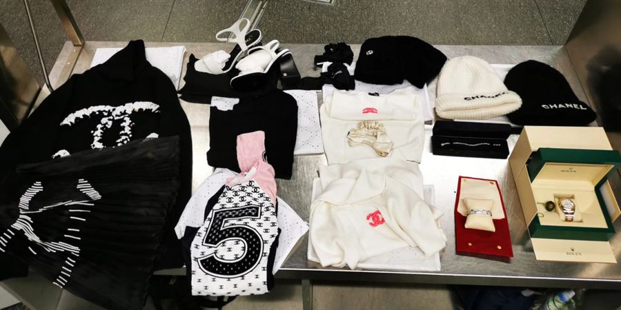 Luxuswaren liegen auf einem Tisch: Der Zoll am Düsseldorfer Flughafen hat bei einer Familie Schmuck, Kleidung und Uhren im Wert von mehr als 170.000 Euro beschlagnahmt.