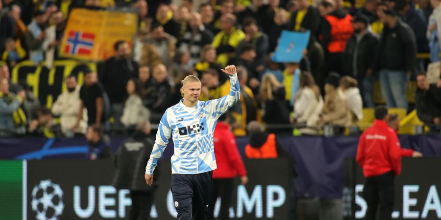 Die Fans des BVB empfangen den Superstar herzlich.