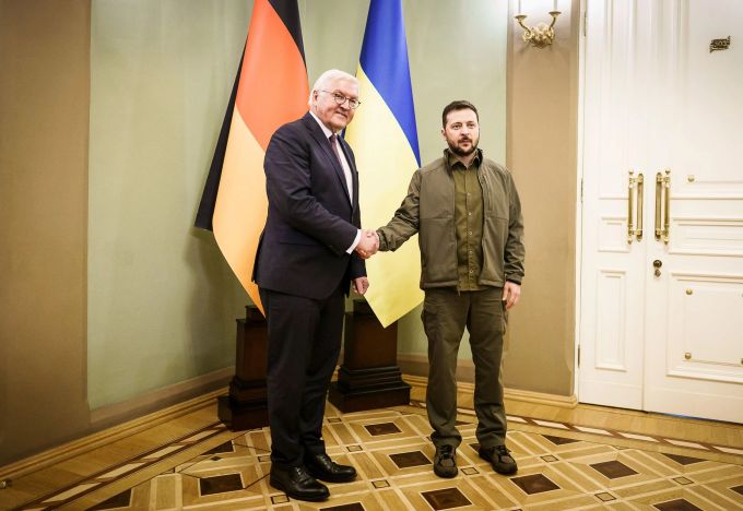 Bundespräsident Frank-Walter Steinmeier trifft den ukrainischen Präsidenten Wolodymyr Selenskyj in Kiew. Steinmeier und Selenskyj