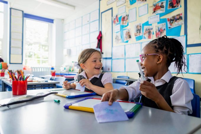 So wie Ainyr geht es fast 200'000 Kindern weltweit. Oft sind Lichtempfindlichkeit, Konzentrationsstörungen oder Kopfschmerzen erste Anzeichen einer Sehschädigung bei Kindern. Licht für die Welt