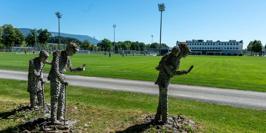 Das Sportzentrum Zuchwil am Amselweg 59. Im Vordergrund die Figuren des syrischen Künstlers Simon Azar.