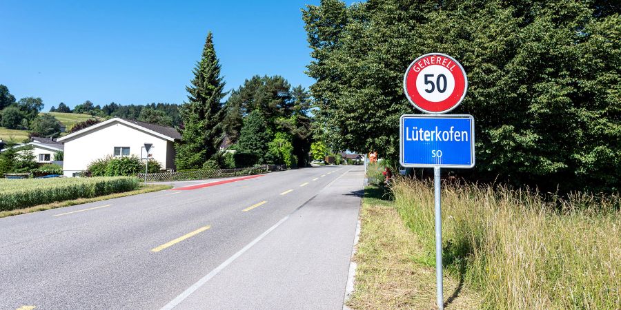 Die Ortstafel von Lüterkofen an der Bahnhofstrasse in Lüterkofen Ichertswil.