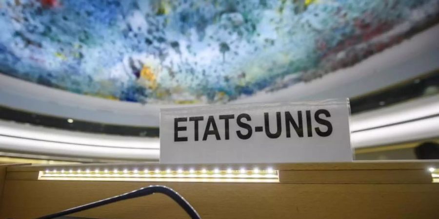 Das Namensschild der USA (französisch «Etats-Unis») hängt am leeren Platz des US-Delegierten während der 38. Sitzung des Menschenrechtsrates der Vereinten Nationen in Genf. Foto: Martial Trezzini/KEYSTONE/dpa