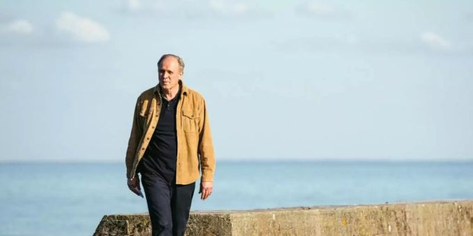 Nach dem Tod seiner Tochter krempelt der erfolgreiche Unternehmer Thomas Wintersperger (Ulrich Tukur) sein bisheriges Leben um. Foto: Lukas Salna/WDR/KJ Entertainment/dpa Nach dem Tod seiner Tochter krempelt der erfolgreiche Unternehmer Thomas Wintersperger (Ulrich Tukur) sein bisheriges Leben um. Foto: Lukas Salna/WDR/KJ Entertainment/dpa