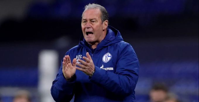 Huub Stevens, Trainer von Schalke 04 applaudiert beim Pokal-Spiel gegen Ulm. Huub Stevens Schalke 04