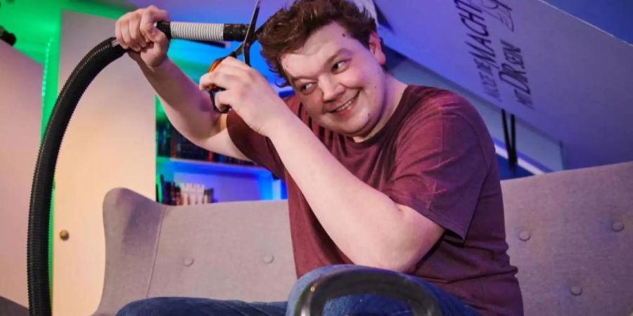 Der Industriestaubsauger ist zwar laut, aber man muss hinterher nicht kehren. So kann sich Joshua Otto das sogar auf der Couch die Haare schneiden. Foto: Annette Riedl/dpa