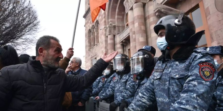 Ein Demonstrant protestiert gegen Staatschef Paschinjan