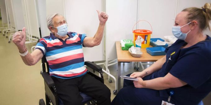In Grossbritannien wird die Bevölkerung seit über zwei Wochen gegen das Coronavirus geimpft, wie hier ein 98-Jähriger in Bristol. Coronavirus Impfung