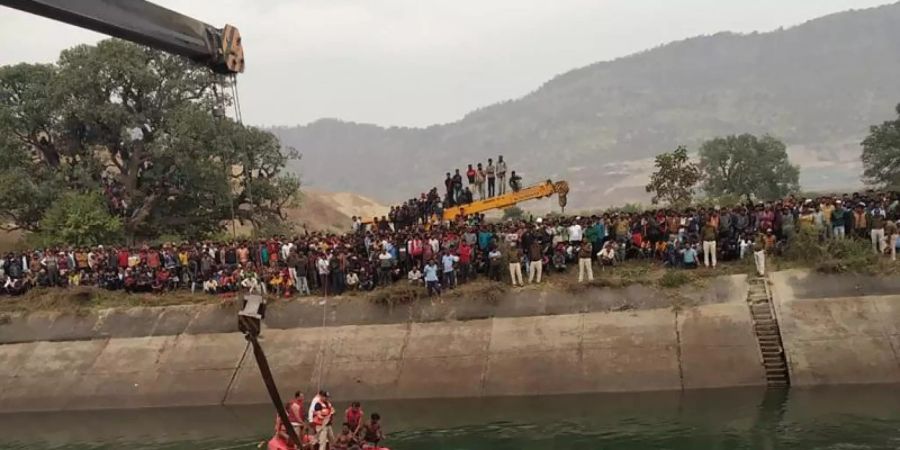 Rettungsdienste arbeiten an der Stelle eines Busunfalls im Bezirk Sidhi im zentralindischen Bundesstaat Madhya Pradesh. Dort war ein Bus in einen Kanal gestürzt. Foto: Madhya Pradesh District Public Relation Office Sidhi/AP/dpa