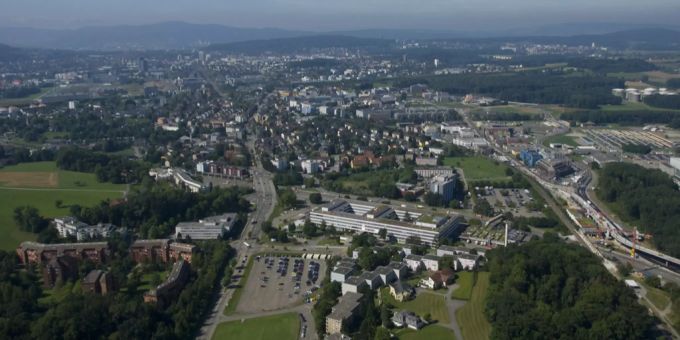 Eine Flugaufnahme von Kloten und Glattbrugg. Zürich Kloten
