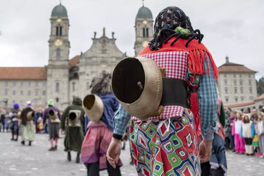 Die Sühudi sind unterwegs beim traditionellen Sühudi-Umzug anlässlich der Fasnacht in Einsiedeln am Montag, 24. Februar 2020.