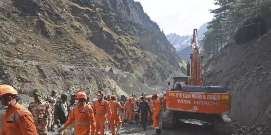 Mitarbeiter der National Disaster Response Force räumen Trümmer weg, nachdem ein Teil des Nanda Devi Gletschers abgebrochen und in einen Fluss gestürzt war. Foto: AP/dpa/Archiv