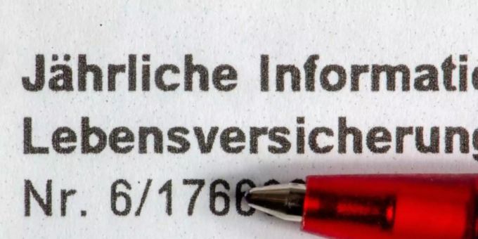 «Jährliche Information Lebensversicherung» steht auf dem Bescheid einer Lebensversicherung. Foto: Armin Weigel/dpa lebensversicherung