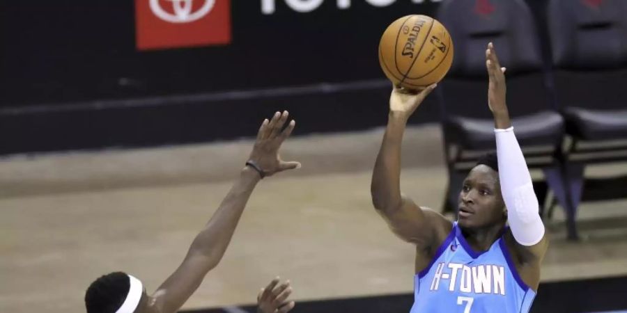 Victor Oladipo (r) von den Houston Rockets setzt vor Isaac Bonga von den Washington Wizards zum Wurf an. Foto: Carmen Mandato/POOL Getty Images/AP/dpa