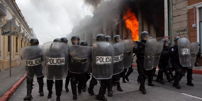 Polizisten in Guatemala. Protest in Guatemala