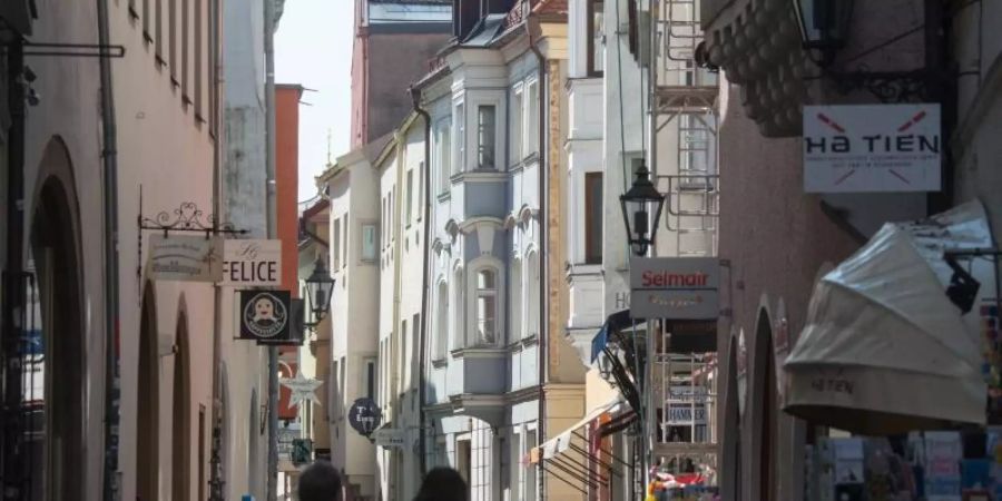Eine Gasse in der Altstadt von Regensburg. 2020 lebte dort in 57,3 Prozent der Haushalte nur eine Person. Foto: Armin Weigel/dpa