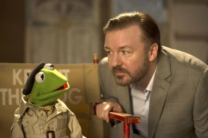 Kermit, der Forsch, und Ricky Gervais in einer Szene des Spielfilms «Muppets Most Wanted». ricky gervais