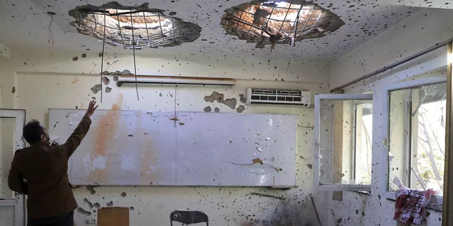 dpatopbilder - Bei einem Angriff auf dem Gelände der Universität der afghanischen Hauptstadt Kabul waren am 2. November nach Angaben des Innenministeriums mindestens 19 Menschen getötet und 22 weitere verletzt worden. Foto: Rahmat Gul/AP/dpa