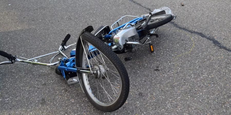 Automobilist übersieht Motorfahrrad