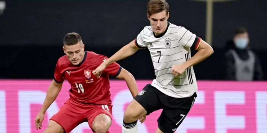 Florian Neuhaus (r) hat schon gegen Tschechien das Trikot der DFB-Elf getragen. Foto: Robert Michael/dpa-Zentralbild/dpa