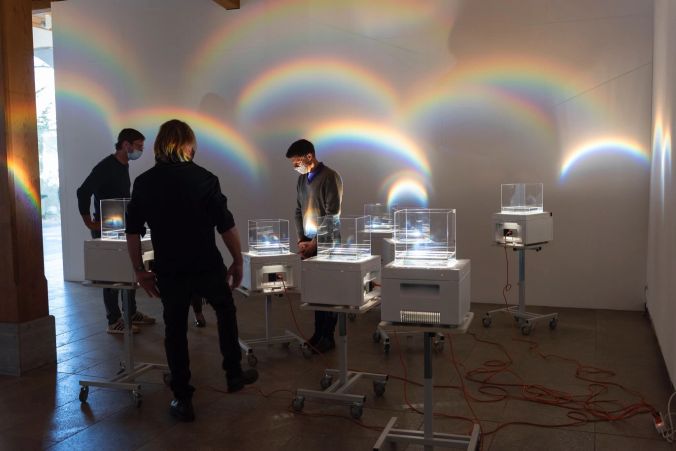 Reto Huber und Besucher; Installation  Regenbogenmaschinen.