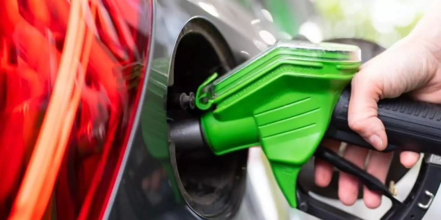 Nach ausgesprochen niedrigen Spritpreisen wird tanken 2021 voraussichtlich teurer. Foto: Sven Hoppe/dpa