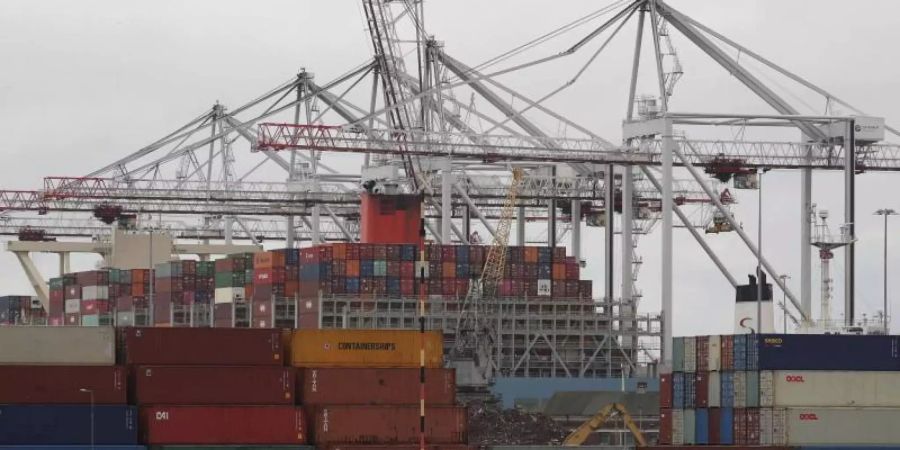 In Southampton am Ärmelkanal stauen sich seit Wochen die Container. Foto: Andrew Matthews/PA/AP/dpa