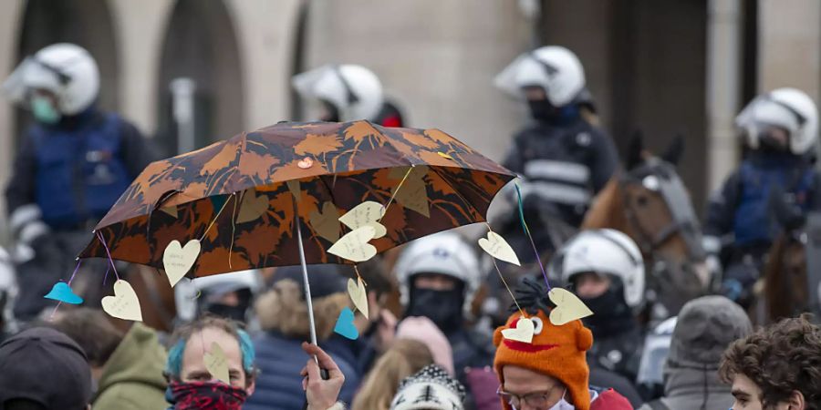 Teilnehmer einer nicht genehmigten Demonstration gegen die Ausgangssperre, organisiert von der Vereinigung «Vecht voor je recht» (Kämpfe für deine Rechte), protestieren vor dem Hauptbahnhof. Foto: Nicolas Maeterlinck/BELGA/dpa