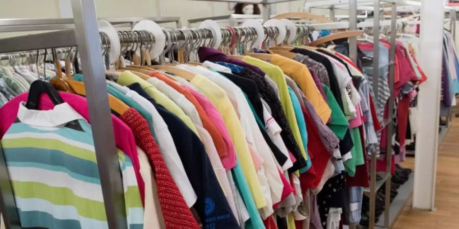 Gebrauchte Kleidung in einem Sozialkaufhaus. Lange Zeit gab es gebrauchte Kleidung vor allem auf Flohmärkten und in Secondhand-Läden. Doch jetzt steigen auch die grossen Modehändler wie Zalando, Otto oder H&M in das Geschäft ein. Foto: Stefan Sauer/dpa-Zentralbild/dpa