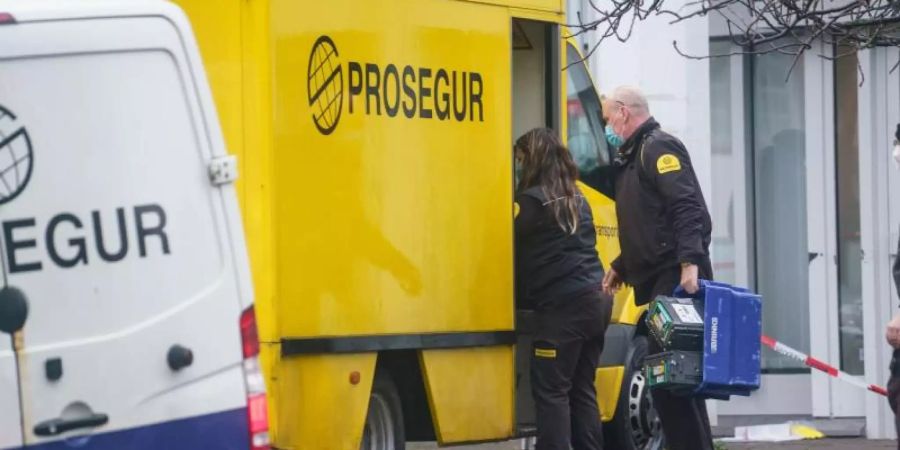 Nach einem Überfall auf den gelben Geldtransporter sind mehrere Bewaffnete in Frankfurt am Main noch auf der Flucht. Foto: Frank Rumpenhorst/dpa