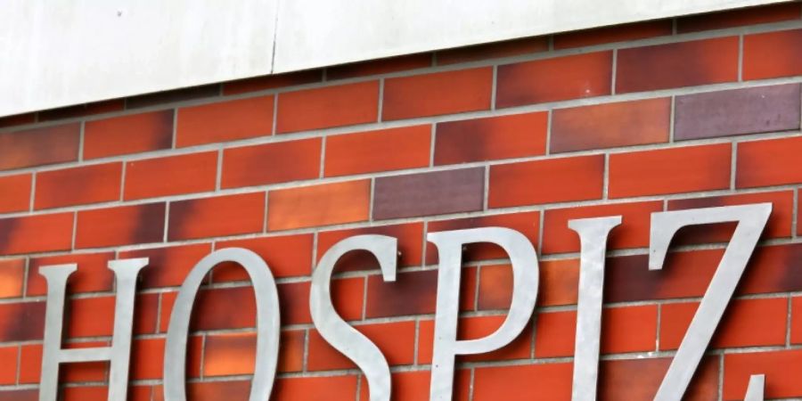 Schriftzug Hospiz an einer Klinik in Rostock