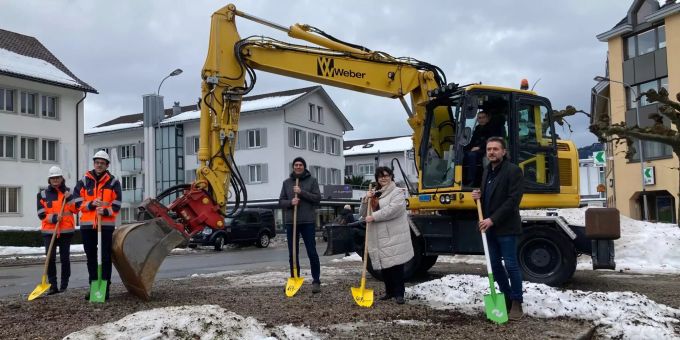 Bei garstigem Wetter leistet Gemeindepräsident Alois Gunzenreiner den Spatenstich mit dem Pneubagger. Unterstützt wird er von Baumeister Ueli Weber, ARGE Zentrum Wattwil, Kathrin Ott, Präsidentin Verein Zentrum Wattwil, Peter Schweizer, Leiter Bau und Planung, Gemeinde Wattwil sowie Thomas Graf, Projektleiter und Esther Schmid, Baustellenbotschafterin, Brühwiler AG Ingenieure und Architekten (von rechts nach links). Spatenstich