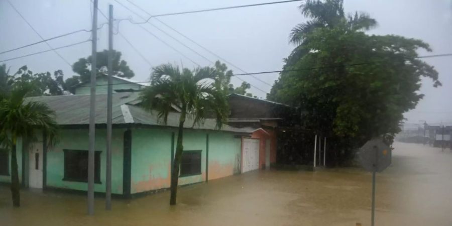 Überschwemmte Strasse in Puerto Barrios in Guatemala