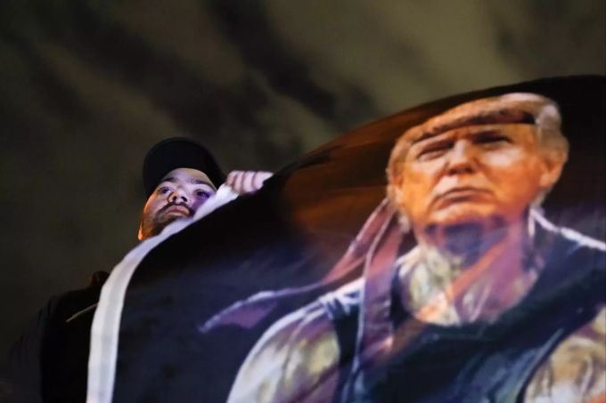 Ein Trump-Unterstützer protestiert vor dem Clark County Election Department in North Las Vegas, Nevada. Donald Trump US-Wahlen