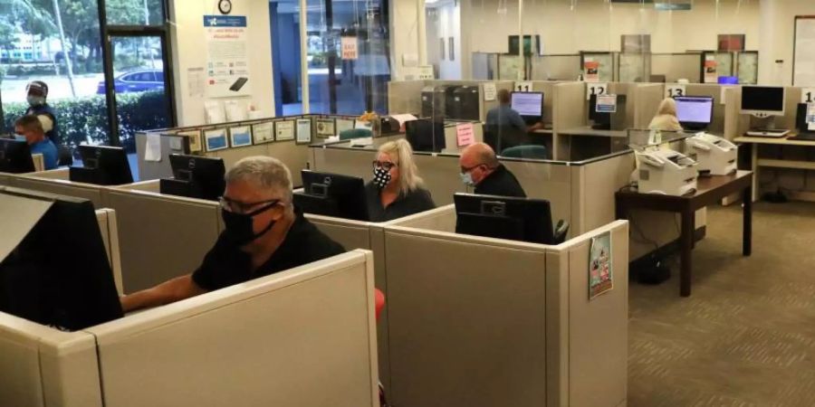 Arbeitssuchende beantragen Arbeitslosengeld in einem Arbeitsamt im US-Bundesstaat Florida. Foto: Carline Jean / South Florida Sun/TNS via ZUMA Wire/dpa