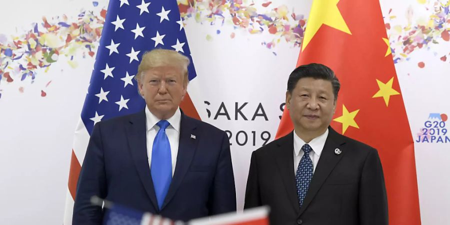 China dürfte die USA im Jahr 2028 wirtschaftlich überholen. Im Bild der noch amtierende US-Präsident Donald Trump (links) und der chinesische Präsident  Xi Jinping. (Archivbild)