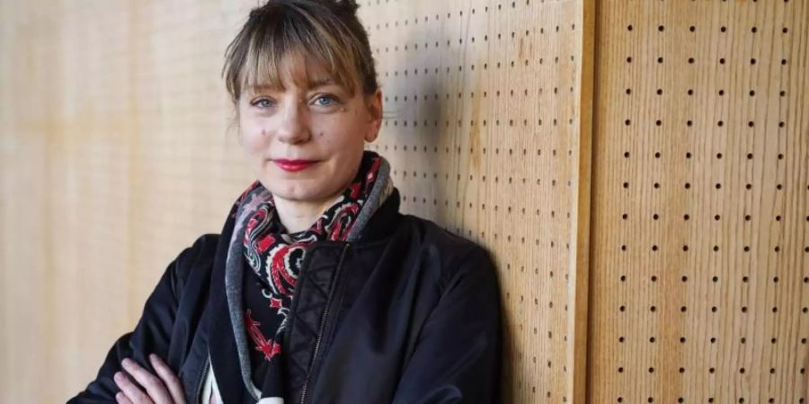 Yvonne Büdenhölzer hofft, dass das Theatertreffen diesmal wieder live über die Bühne gehen kann. Foto: Jörg Carstensen/dpa