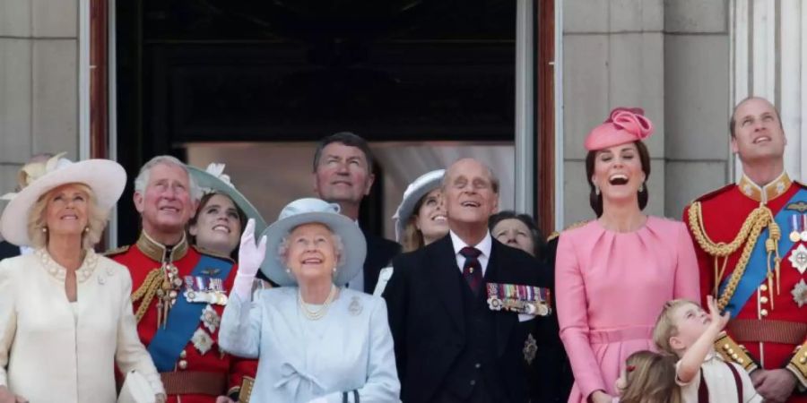 Die königliche Familie verfolgt die Geburtstagsparade vom Balkon des Buckingham Palastes. Foto: Yui Mok/PA Wire/dpa