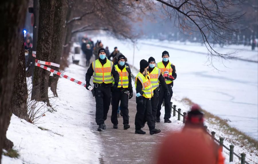 Polizisten räumen und sperren die Eisfläche und die Gehwege am Nymphenburger Kanal.