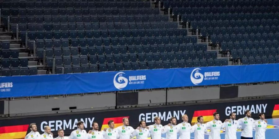 EM-Qualifikation: Die deutschen Spieler stehen während der Nationalhymne zusammen. Foto: Marius Becker/dpa