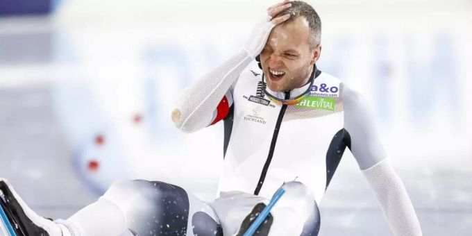 Eissprinter Nico Ihle hält sich nach einem Sturz den Kopf. Foto: Vincent Jannink/ANP/dpa Eissprinter Nico Ihle hält sich nach einem Sturz den Kopf. Foto: Vincent Jannink/ANP/dpa