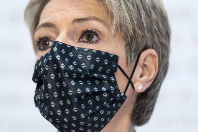 Justizministerin Karin Keller-Sutter an der Medienkonferenz zur Verhüllungsverbot-Initiative. Der Bundesrat empfiehlt ein Nein. Verhüllungsverbot-Initiative Keller-Sutter